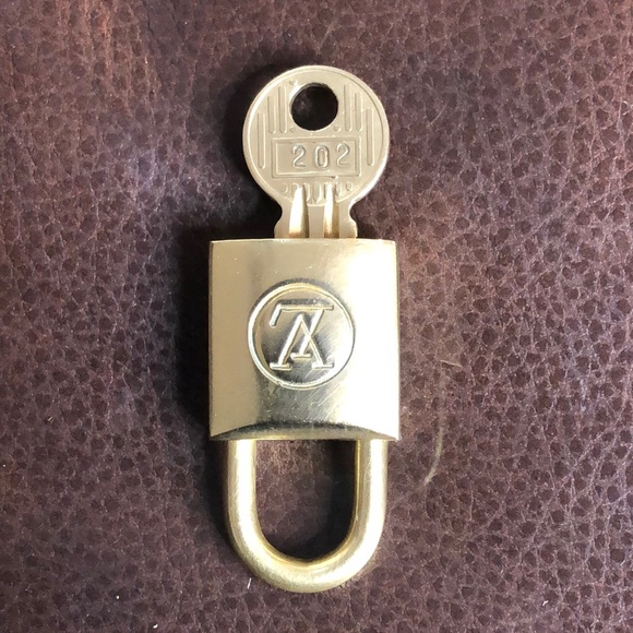 Vintage LV Louis Vuitton Padlock Lock & Key 202 - Picture 3 of 10